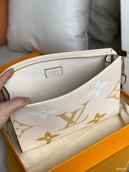 VUITTON LOUIS TOILETRY POUCH 26 0520